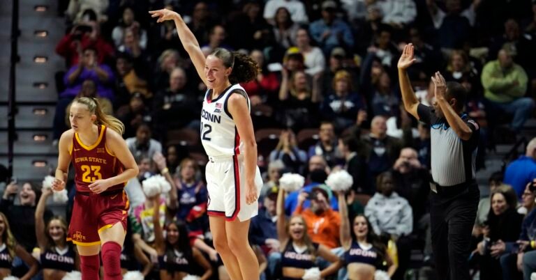 NCAAW: No. 5 LSU, No. 4 UConn placed on taking pictures displays in blowout wins