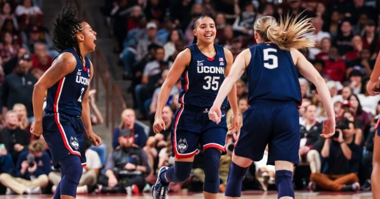 NCAAW: UConn rediscovers dominance in rout of South Carolina