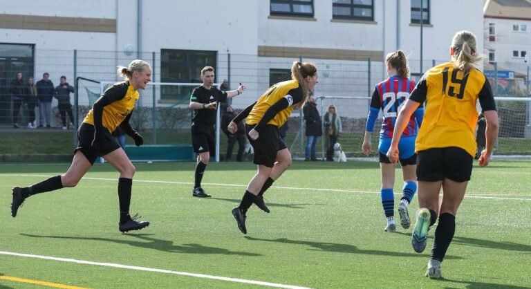 East Fife stretch lead on the best of the Barclays Scottish Championship with 2-1 win